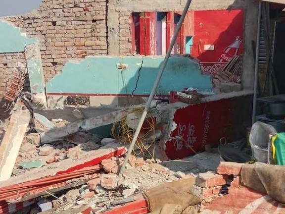 वाराणसी : टनल खुदाई के दौरान ढहा दो मंजिला मकान, बाल-बाल बचे लोग