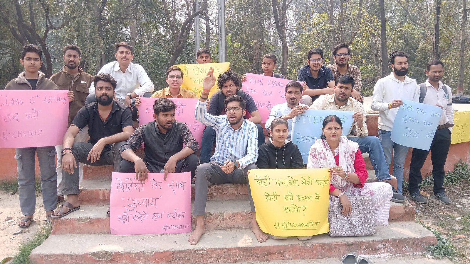 वाराणसी। काशी हिंदू विश्वविद्यालय (बीएचयू) के मधुबन पार्क में बृहस्पतिवार को छात्रों के एक दल ने सेंट्रल हिंदू स्कूल (सीएचएस) में महिलाओं की सीटें समाप्त किए जाने के विरोध में धरना-प्रदर्शन किया