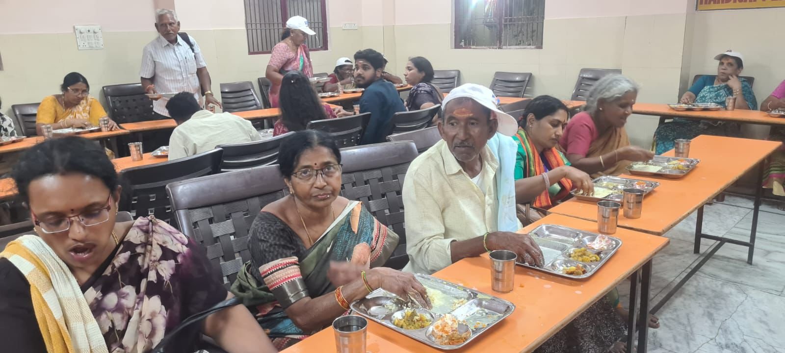 अन्नपूर्णा अन्नक्षेत्र में फिर शुरू हुआ प्रसाद वितरण, भक्तों ने लगाए जयकारे