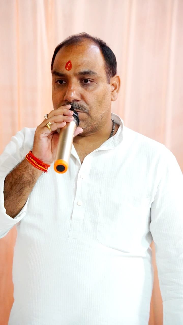 वाराणसी में काशी विश्वनाथ धाम की दर्शन व्यवस्था को लेकर सियासत तेज हो गई है। एक मई से लागू की जा रही ऐप आधारित व्यवस्था के विरोध में कांग्रेस ने कड़ा रुख अपनाया है। महानगर कांग्रेस कमेटी के अध्यक्ष राघवेन्द्र चौबे ने प्रेस विज्ञप्ति जारी कर इस व्यवस्था को आस्था पर प्रहार बताया है।