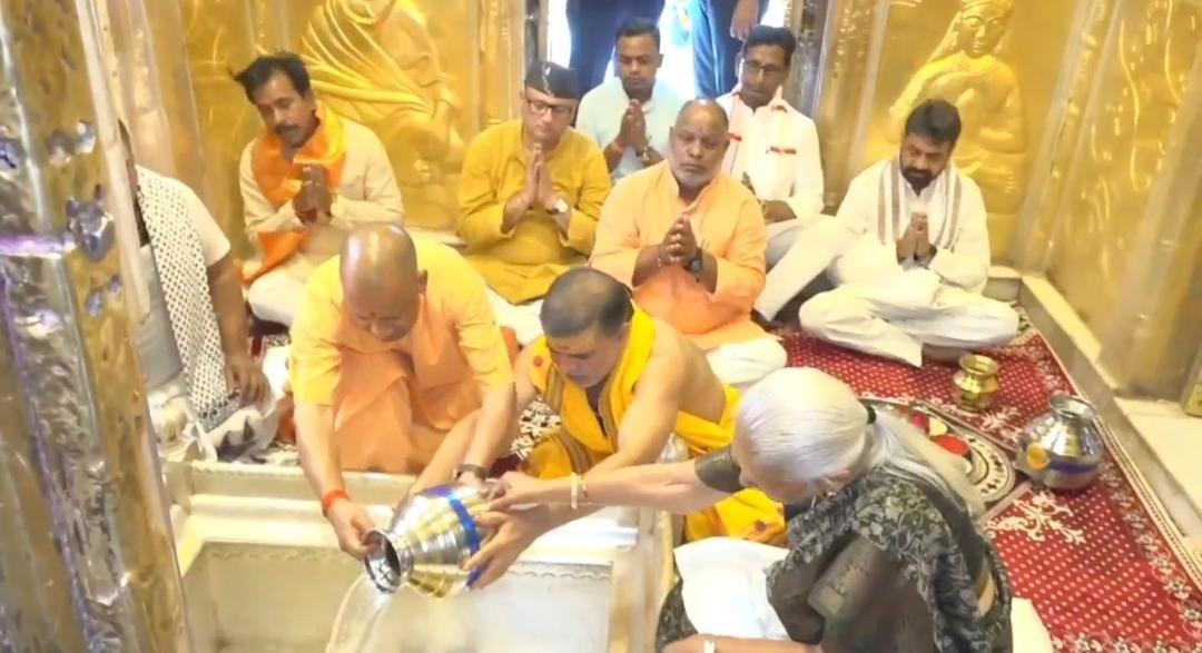 Anandiben Patel और Yogi Adityanath ने सोमवार को Shri Kashi Vishwanath Dham पहुंचकर बाबा विश्वनाथ का विधि-विधान से दर्शन-पूजन किया। इस दौरान दोनों ने गुजरात स्थित Somnath Temple से लाए गए पवित्र जल से बाबा का जलाभिषेक किया और प्रदेश की सुख-समृद्धि की कामना की।