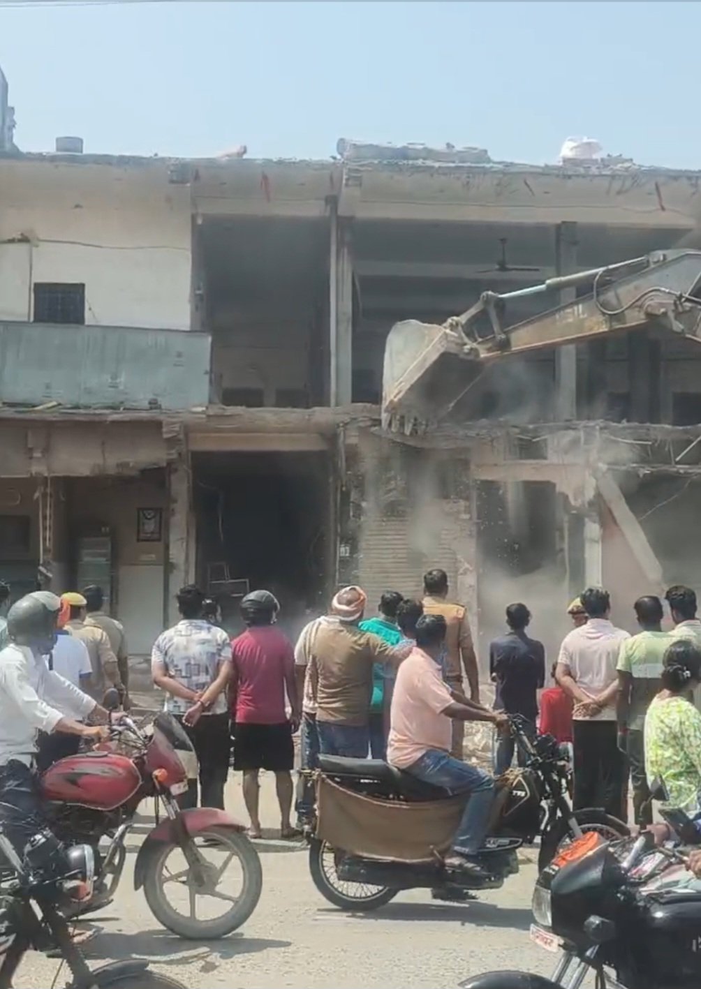 बौलिया त्रिमुहानी में चला प्रशासन का बुलडोजर: जीटी रोड से हटेगा अतिक्रमण, सड़क होगी जाममुक्त