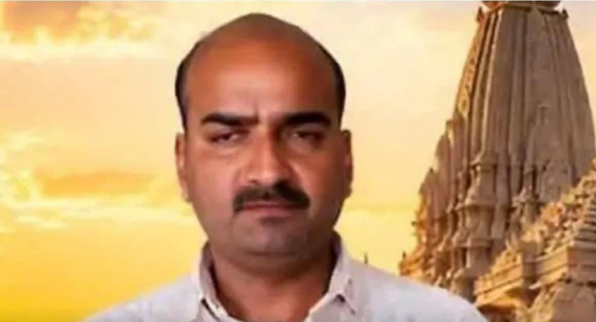अयोध्या: श्रीराम जन्मभूमि मंदिर से जुड़े सुरक्षा तंत्र में बड़ा बदलाव किया गया है। जानकारी के अनुसार, चंपत राय बंसल के करीबी माने जाने वाले टिन्नू यादव और रेडियो ऑपरेशन अधिकारी अर्जुन देव को मंदिर की जिम्मेदारियों से हटा दिया गया है। बताया जा रहा है कि मंदिर परिसर में करीब 1600 सीसीटीवी कैमरों की निगरानी का जिम्मा संभाल रहे अर्जुन देव का तबादला गोरखपुर कर दिया गया है। वहीं, चंदा चोरी प्रकरण की जांच कर रही एसआईटी ने अर्जुन देव से भी पूछताछ की है। हालांकि, इस पूरे मामले पर अभी तक संबंधित अधिकारियों की ओर से कोई आधिकारिक बयान जारी नहीं किया गया है।