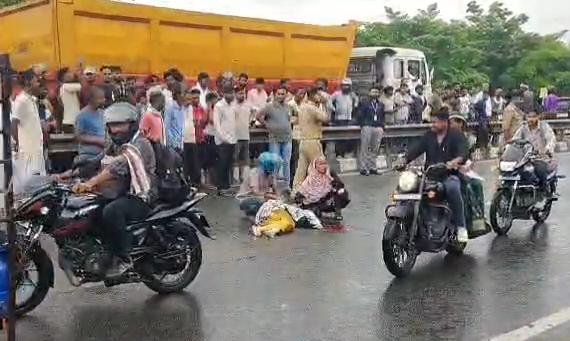 हाईवे पर ट्रक की चपेट में आने से बाइक सवार महिला की हुई दर्दनाक मौत