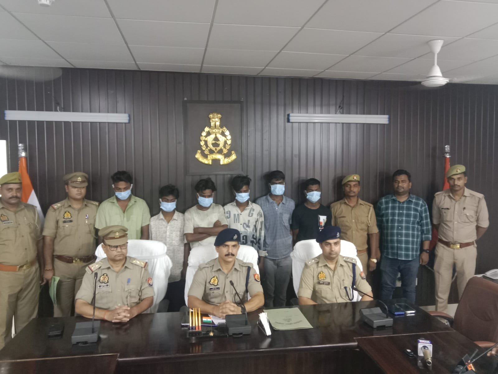 वाराणसी: एटीएम में प्लेट लगाकर ठगी करने वाले छह आरोपी गिरफ्तार, ₹39,800 नकद बरामद