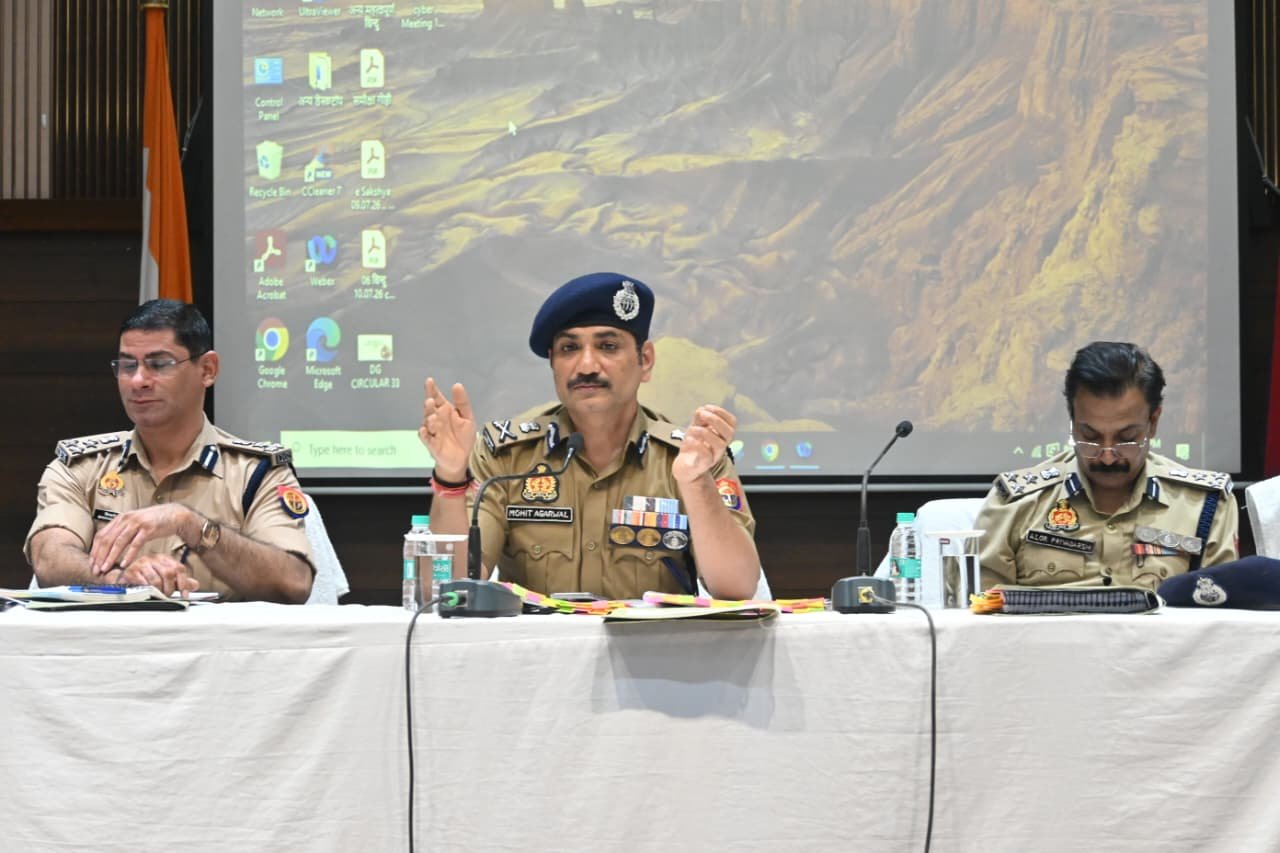 वाराणसी: मासिक अपराध समीक्षा बैठक में पुलिस आयुक्त मोहित अग्रवाल के सख्त निर्देश, साइबर अपराधियों और शोहदों पर चलेगा अभियान